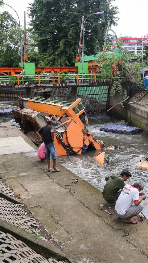 Dugaan sementara, robohnya pos pantau tersebut disebabkan oleh pondasi bangunan yang sudah terkikis oleh aliran air Kali Inspeksi Grogol. Foto: Liputan6.com/Herman Zakharia