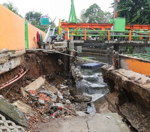 FOTO: Kondisi Pos Pantau Pintu Air Palmerah Ambruk ke Sungai