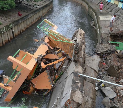 FOTO: Kondisi Pos Pantau Pintu Air Palmerah Ambruk ke Sungai