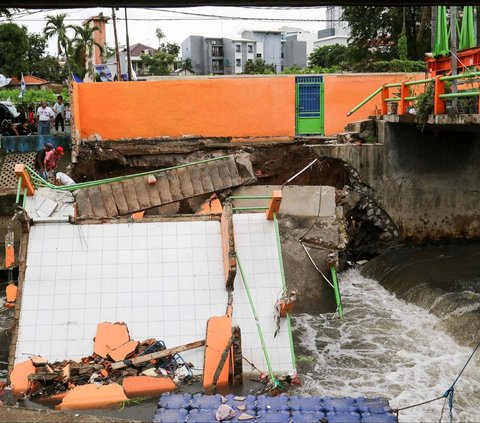 FOTO: Kondisi Pos Pantau Pintu Air Palmerah Ambruk ke Sungai