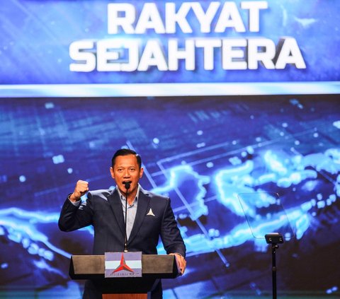 Ketua Umum Partai Demokrat Agus Harimurti Yudhoyono (AHY) menyampaikan pidato politik bertajuk 'Indonesia Maju, Rakyat Sejahteta' di Jakarta Convention Center (JCC), Senayan, Jakarta, Selasa (6/2/2024). Dalam momen tersebut, AHY turut menyampaikan puja puji untuk pemerintahan Presiden Joko Widodo atau Jokowi. Foto: Liputan6.com/Angga Yuniar