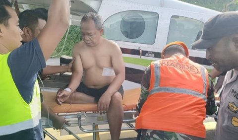 Kendati sadar, Aiptu Manurung mengalami luka tembak di rusuk depan tembus punggung belakang.