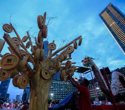 FOTO: Sambut Perayaan Imlek, Naga Raksasa Dipasang di Bundaran HI