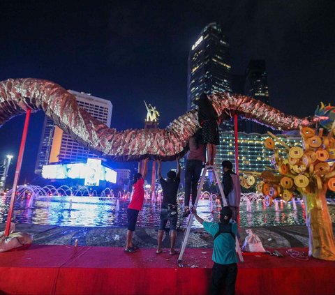FOTO: Sambut Perayaan Imlek, Naga Raksasa Dipasang di Bundaran HI