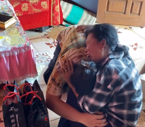 Touching Moment: Man Surprises Mother Returning After 9 Years Abroad