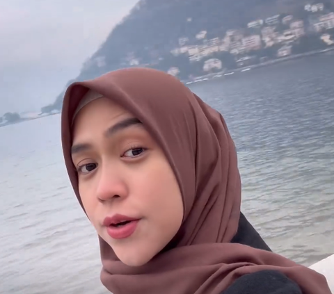 7 Portraits of Ria Ricis 'Fleeing' to Europe After Divorcing Teuku Ryan