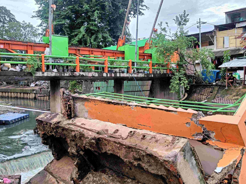 Pos Pantau Pintu Air Palmerah Ambruk Jatuh ke Sungai, Ini Dugaan Penyebabnya