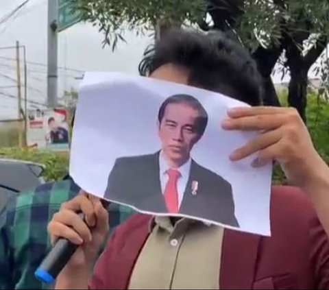 Mahasiswa Bekasi Gelar Aksi Demonstrasi dan Bakar Foto Presiden Jokowi