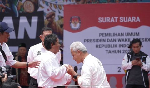 Momen haru terjadi saat Hajatan Rakyat bersama calon presiden Ganjar Pranowo di Balikpapan, Kalimantan Timur, Selasa (6/2).<br>