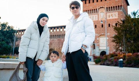 Potret Lesti dan keluarga di Italia tak luput dari perhatian netizen. Mereka menuliskan berbagai komentar.<br>