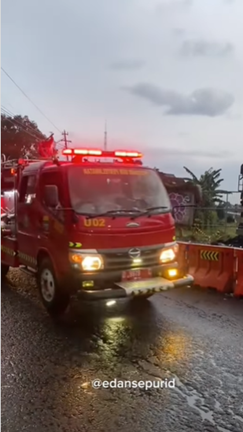 Mana yang Harus Didahulukan antara Kereta Api dan Pemadam Kebakaran? Kejadian di Bandung Ini Jadi Contoh