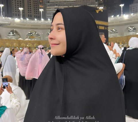 Cantiknya Prilly Latuconsina Tampil Bare Face Selama Umrah, Didoakan Istiqamah Berhijab