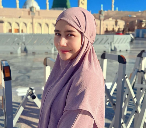 Cantiknya Prilly Latuconsina Tampil Bare Face Selama Umrah, Didoakan Istiqamah Berhijab