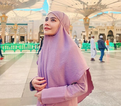 Cantiknya Prilly Latuconsina Tampil Bare Face Selama Umrah, Didoakan Istiqamah Berhijab