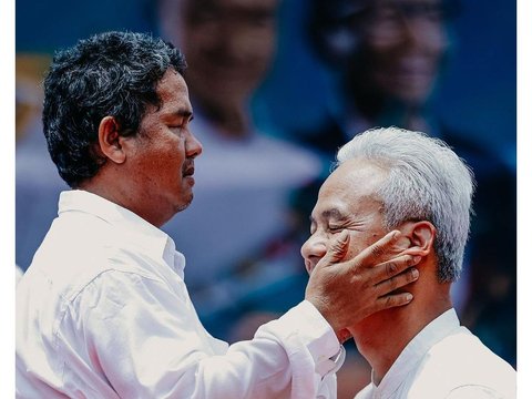 Touching Moment of Visually Impaired Person Touching Face and Kissing Ganjar Pranowo's Forehead