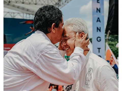 Touching Moment of Visually Impaired Person Touching Face and Kissing Ganjar Pranowo's Forehead
