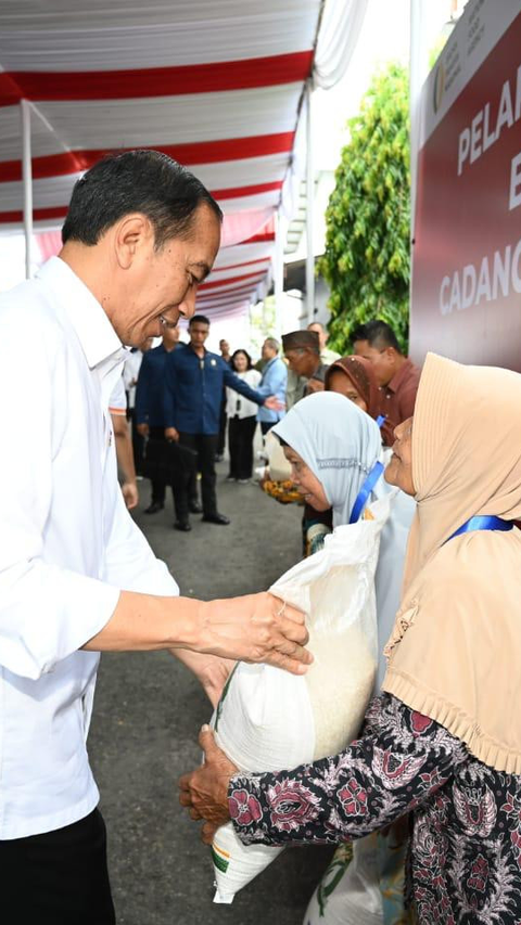 Pemerintah Jokowi Setop Sementara Bagi-Bagi Bansos, Ini Alasannya
