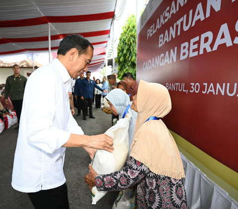 Pemerintah Jokowi Setop Sementara Bagi-Bagi Bansos, Ini Alasannya