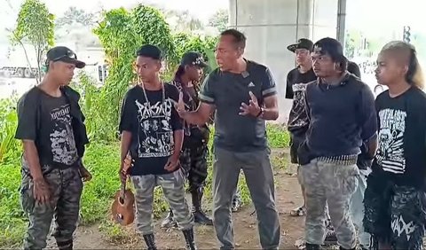 Purnomo kemudian memberikan waktu kepada anak-anak punk tersebut untuk memikirkan tawarannya.