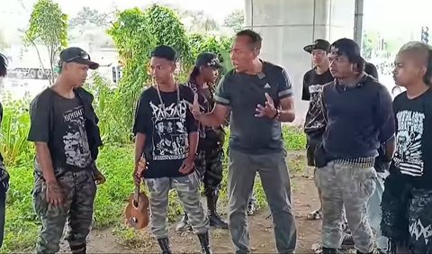 Di akhir video, Purnomo kemudian mengingatkan kepada semua masyarakat utnuk memperlakukan anak-anak punk juga dengan baik.