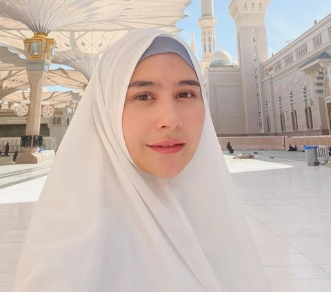 Cantiknya Prilly Latuconsina Tampil Bare Face Selama Umrah, Didoakan Istiqamah Berhijab