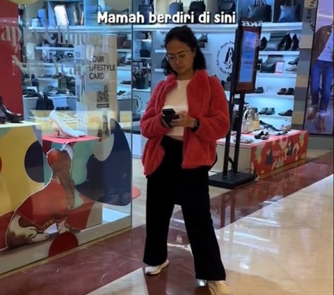 Rela Tunggui Tumpahan Minum di Lantai sampai OB Datang, Parenting Keluarga Ini Tuai Pujian