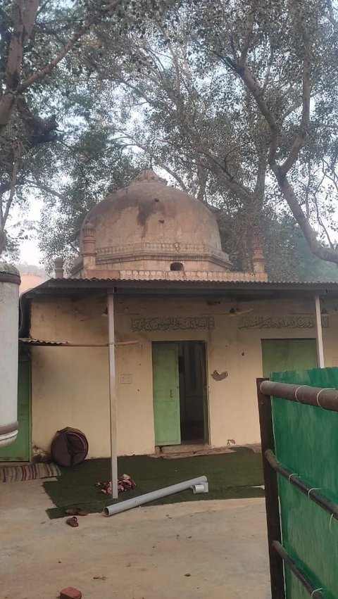 Pengurus Masjid Akhonji mengatakan masjid tersebut berusia sekitar 600 tahun dan menampung 22 pelajar yang sekolah di madrasah atau sekolah Islam.