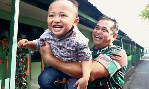 Asramanya Dikunjungi Jenderal Bintang 4, Potret Senyum Lepas Anak Prajurit TNI Digendong Kasad Maruli Simanjuntak