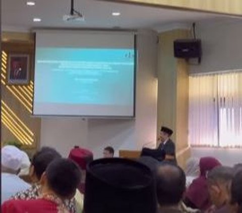 Momen Ustaz Yusuf Mansur Raih Gelar Doktor dari Universitas Trisakti, Sang Istri Setia Mendampingi