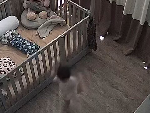 Terekam CCTV, Detik-Detik Baby Don Anak Jessica Iskandar Turun dari Tempat Tidur, Bikin Tegang