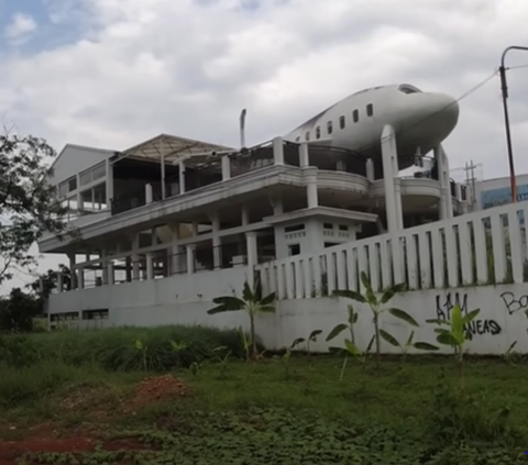 Sebuah rumah mewah di Kabupaten Sumedang, Jawa Barat menyimpan kisah dan bentuk yang unik  dibanding rumah pada umumnya.