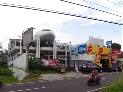 Pemiliknya Meninggal Dunia, Begini Potret Rumah Mewah Bak Istana Terbengkalai Beratapkan Pesawat Terbang