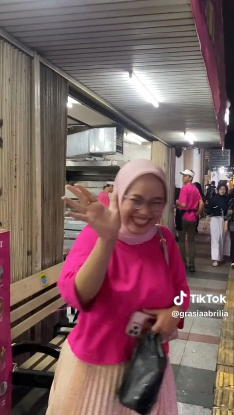 Momen Kocak Wanita Pakai Baju Mirip dengan Karyawan Restoran, Langsung Diminta Bantu Kerja<br>