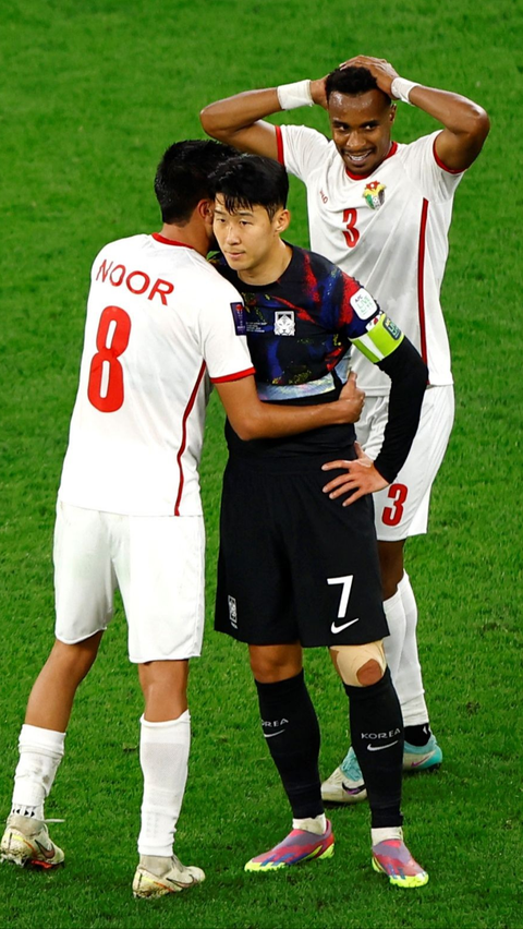 Meski dilanda kekecewaan, sejumlah pemain Yordania berusaha menghibur Son Heung-min dan kawan-kawan. Foto: REUTERS/Rula Rouhana