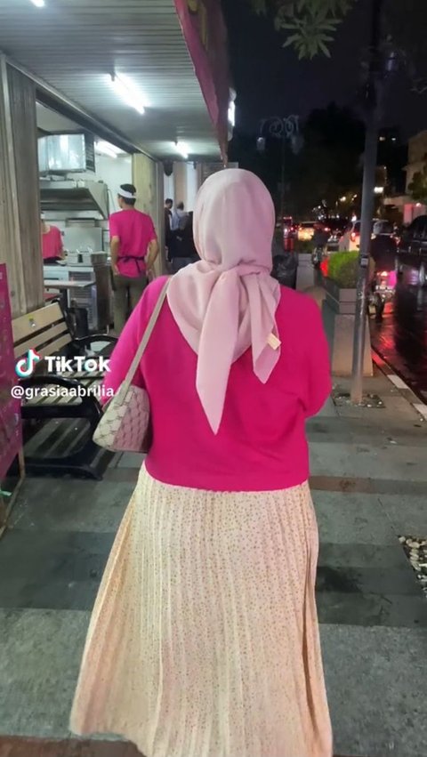 Momen Kocak Wanita Pakai Baju Mirip dengan Karyawan Restoran, Langsung Diminta Bantu Kerja