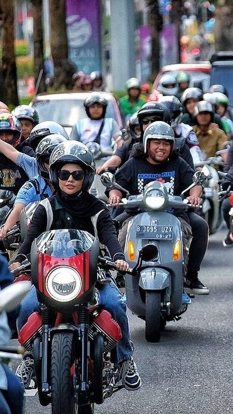 Behind Dara Arafah, it can be seen that Marshel Widianto is riding an automatic scooter.