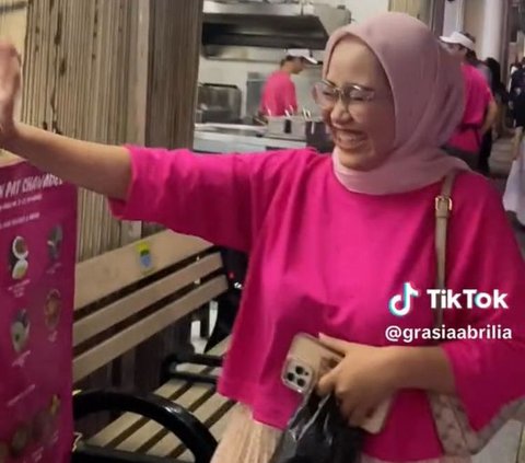 Momen Kocak Wanita Pakai Baju Mirip dengan Karyawan Restoran, Langsung Diminta Bantu Kerja