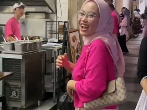 Momen Kocak Wanita Pakai Baju Mirip dengan Karyawan Restoran, Langsung Diminta Bantu Kerja