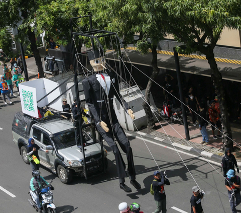 FOTO: Aksi Gurita dan Pinokio Raksasa Keliling Jakarta Ajak Warga Cerdas Memilih Capres dan Cawapres 2024