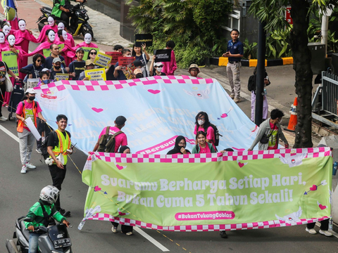 FOTO: Aksi Gurita dan Pinokio Raksasa Keliling Jakarta Ajak Warga Cerdas Memilih Capres dan Cawapres 2024