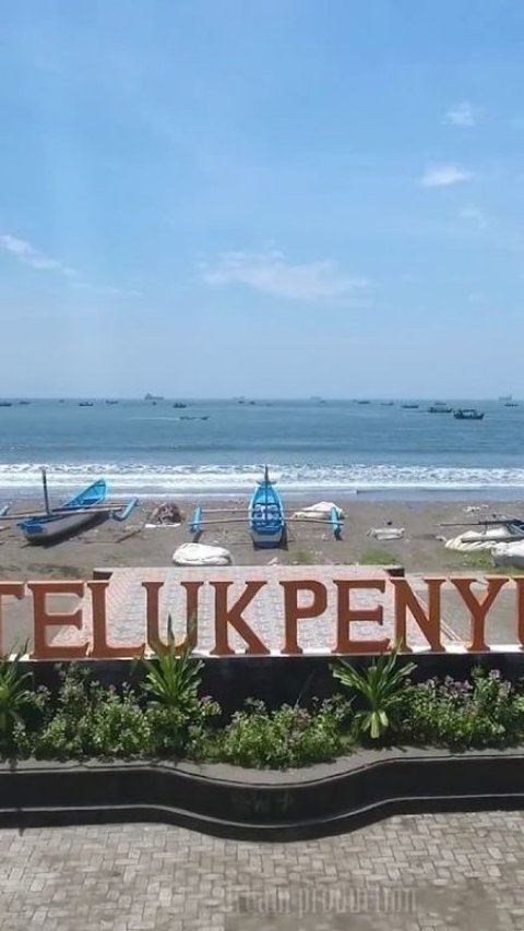 <b>7. Pantai Teluk Penyu, Cilacap</b><br>