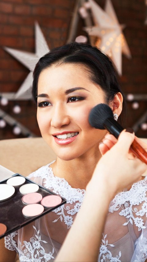 4 Hal yang Sering Diminta Klien Sebelum Dirias Makeup Artis