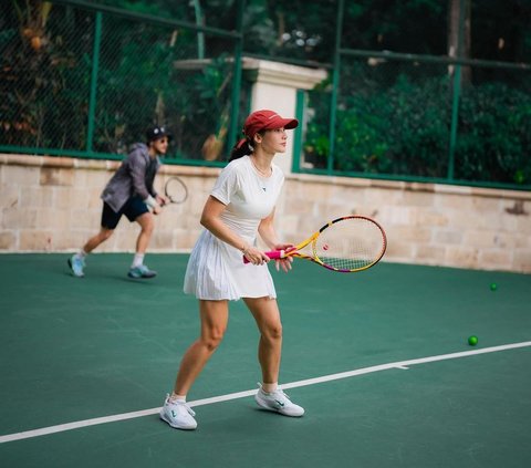 Portrait of the Style Clash Between Pevita Pearce and Dian Sastrowardoyo Playing Tennis Together, with Anya Geraldine Showing Off Body Goals