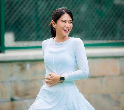 Portrait of the Style Clash Between Pevita Pearce and Dian Sastrowardoyo Playing Tennis Together, with Anya Geraldine Showing Off Body Goals