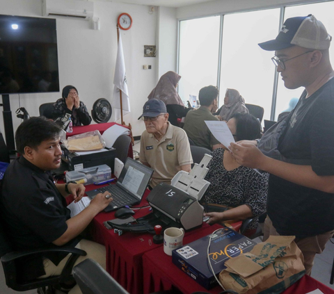 FOTO: Hari Terakhir, Warga yang Pindah Memilih Mengantre Panjang di Kantor KPU Jakarta Selatan