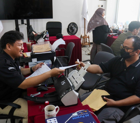 FOTO: Hari Terakhir, Warga yang Pindah Memilih Mengantre Panjang di Kantor KPU Jakarta Selatan