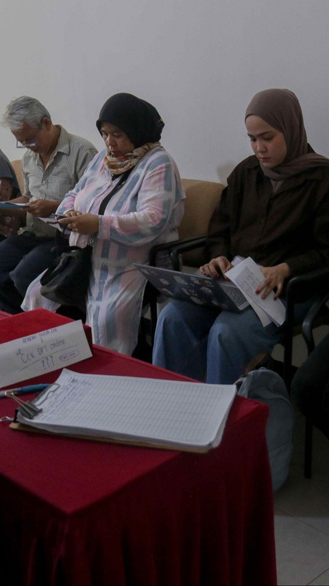 Suasana mengantre warga saat mengurus pindah memilih di Komisi Pemilihan Umum (KPU) Jakarta Selatan, Rabu, (7/2/2024). Foto: Liputan6.com / Herman Zakharia