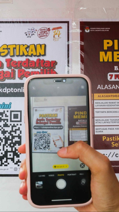 warga melakukan scan barcode saat mengurus pindah memilih di Komisi Pemilihan Umum (KPU) Jakarta Selatan, Rabu, (7/2/2024). Foto: Liputan6.com / Herman Zakharia