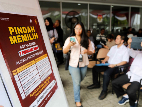 FOTO: Hari Terakhir, Warga yang Pindah Memilih Mengantre Panjang di Kantor KPU Jakarta Selatan
