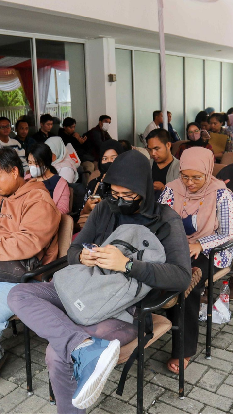 FOTO: Hari Terakhir, Warga yang Pindah Memilih Mengantre Panjang di Kantor KPU Jakarta Selatan